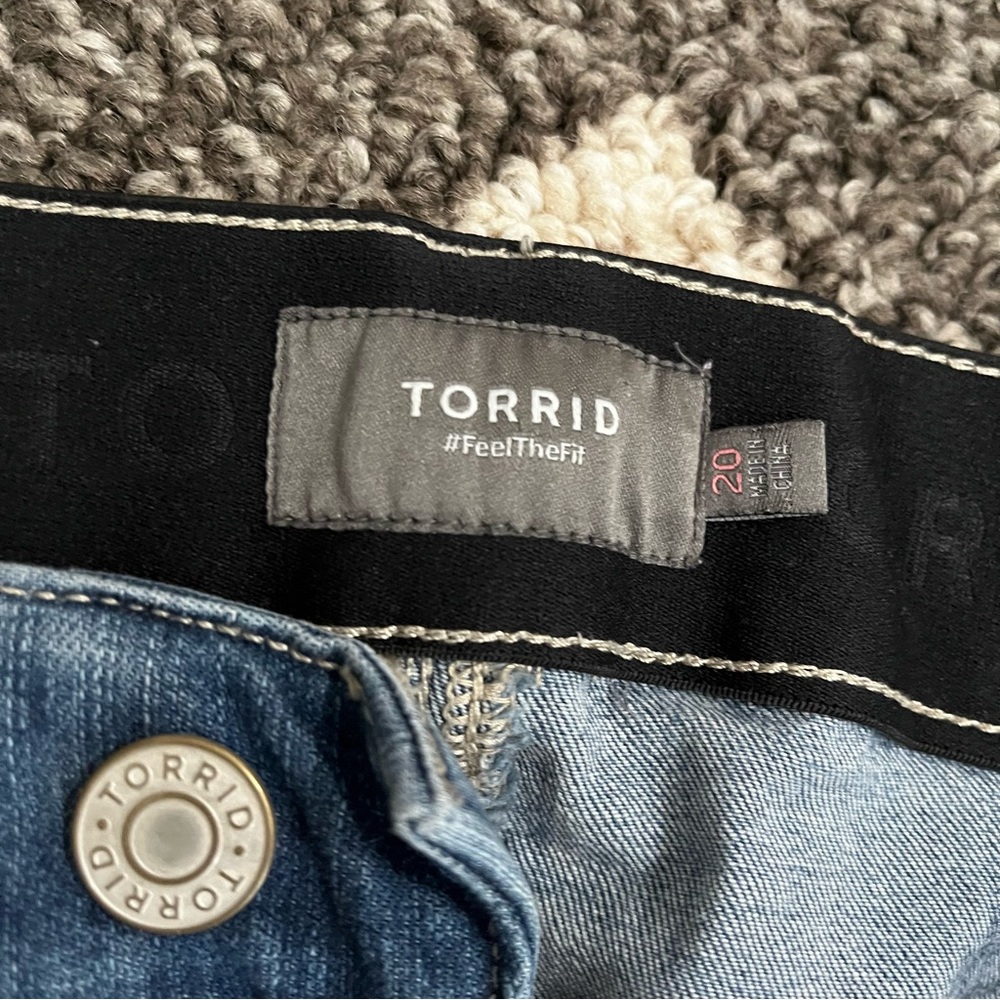 Women’s Torrid High-rise Distressed Denim Shorts 20 - Picture 2 of 3